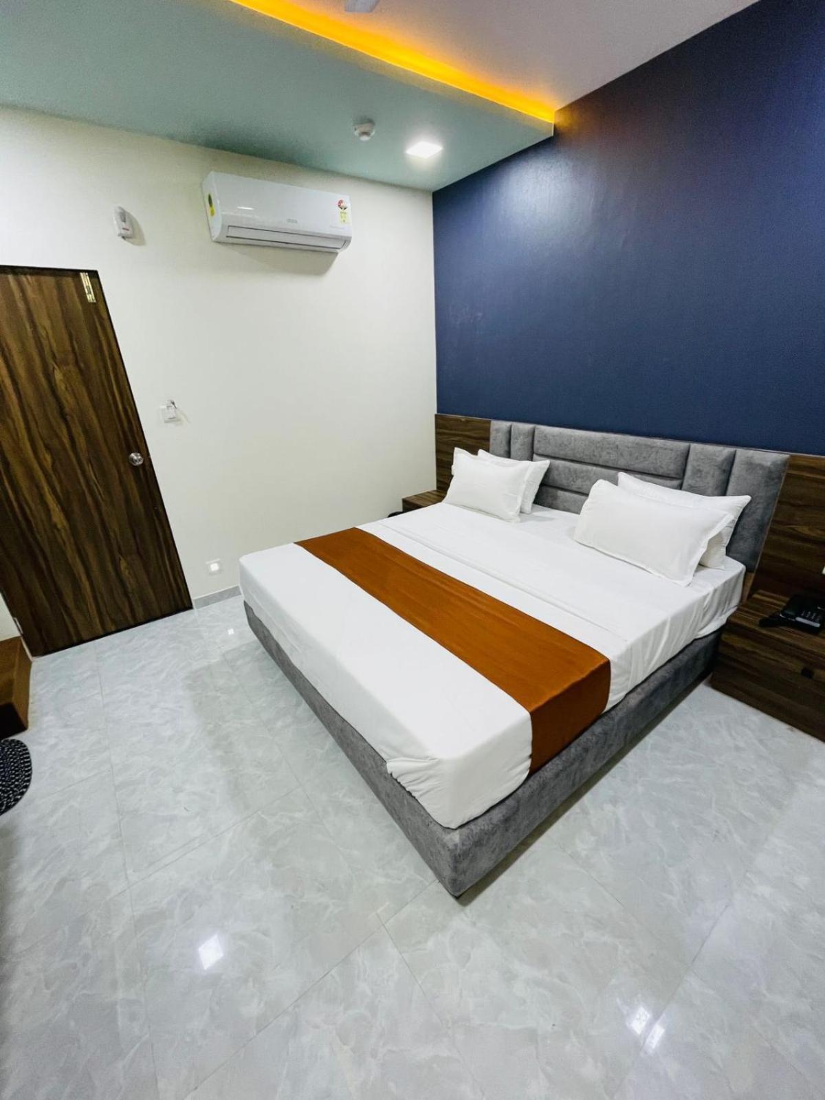 Hotel Nova Blue 阿穆达巴 外观 照片